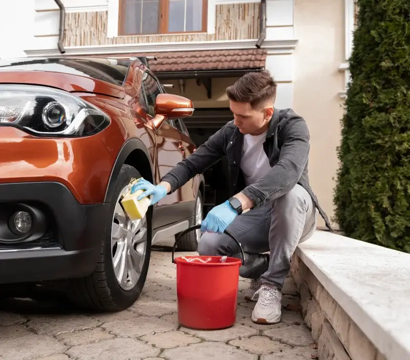 Lavage auto à domicile Saint-Léonard-des-Bois : professionnel intervenant sur un véhicule